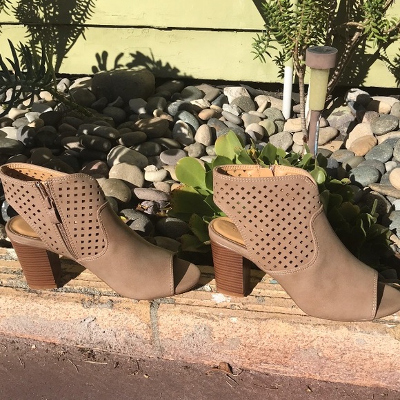 New Tan super comfy Booties 5.5, 7 & 7.5 left - Picture 4 of 8